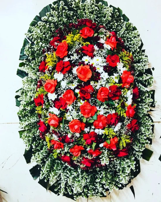 coroa-rosas-vermelhas-tango-aster-flores-campo-brancas-redimensionado